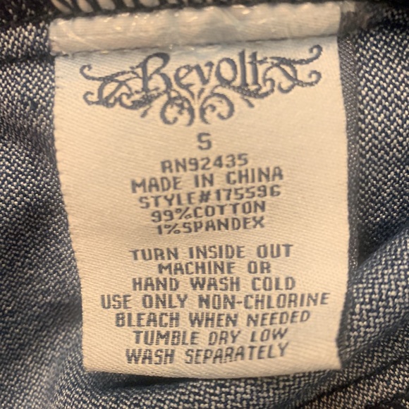 Revolt  women’s jean jacket size small used excellent condition - Picture 6 of 6
